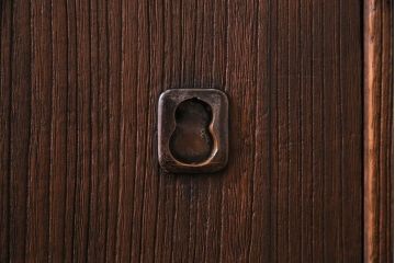 アンティーク家具　和製アンティーク　渋い木の質感と丸みのある金具が魅力的な脚付き箪笥ローボード(ローチェスト、リビングボード)