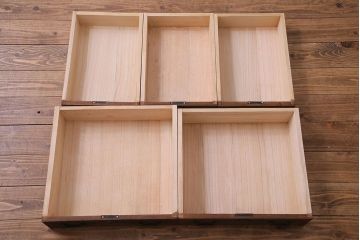 アンティーク家具　和製アンティーク　渋い木の質感と丸みのある金具が魅力的な脚付き箪笥ローボード(ローチェスト、リビングボード)
