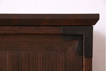 アンティーク家具　和製アンティーク　渋い木の質感と丸みのある金具が魅力的な脚付き箪笥ローボード(ローチェスト、リビングボード)