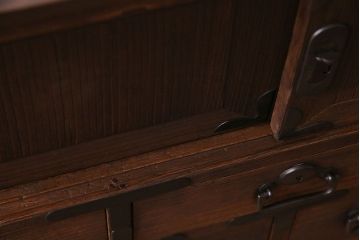 アンティーク家具　和製アンティーク　渋い木の質感と丸みのある金具が魅力的な脚付き箪笥ローボード(ローチェスト、リビングボード)