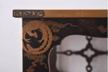 アンティーク家具　極上品!　江戸期　漆塗り金彩蒔絵・瑞獣(四神)図　飾り棚(大名道具、茶棚)