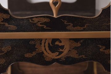 アンティーク家具　極上品!　江戸期　漆塗り金彩蒔絵・瑞獣(四神)図　飾り棚(大名道具、茶棚)