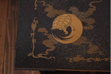アンティーク家具　極上品!　江戸期　漆塗り金彩蒔絵・瑞獣(四神)図　飾り棚(大名道具、茶棚)