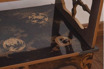 アンティーク家具　極上品!　江戸期　漆塗り金彩蒔絵・瑞獣(四神)図　飾り棚(大名道具、茶棚)