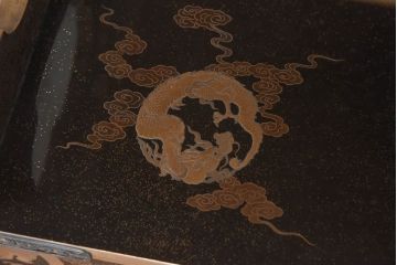 アンティーク家具　極上品!　江戸期　漆塗り金彩蒔絵・瑞獣(四神)図　飾り棚(大名道具、茶棚)