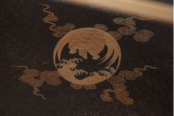 アンティーク家具　極上品!　江戸期　漆塗り金彩蒔絵・瑞獣(四神)図　飾り棚(大名道具、茶棚)