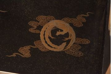 アンティーク家具　極上品!　江戸期　漆塗り金彩蒔絵・瑞獣(四神)図　飾り棚(大名道具、茶棚)
