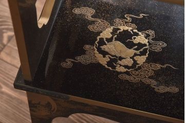 アンティーク家具　極上品!　江戸期　漆塗り金彩蒔絵・瑞獣(四神)図　飾り棚(大名道具、茶棚)