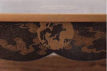 アンティーク家具　極上品!　江戸期　漆塗り金彩蒔絵・瑞獣(四神)図　飾り棚(大名道具、茶棚)