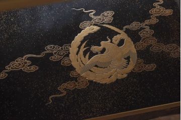 アンティーク家具　極上品!　江戸期　漆塗り金彩蒔絵・瑞獣(四神)図　飾り棚(大名道具、茶棚)