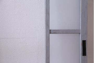 色ガラスの爽やかなカラーが魅力のペイントガラス戸1枚(引き戸、建具)