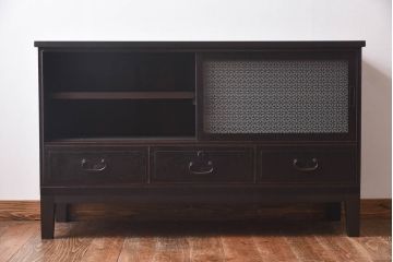 アンティーク家具　前面桑材使用!　花模様カットガラス入りリメイクローボード(収納棚、戸棚、ローチェスト)