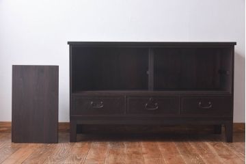 アンティーク家具　前面桑材使用!　花模様カットガラス入りリメイクローボード(収納棚、戸棚、ローチェスト)
