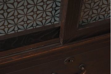 アンティーク家具　前面桑材使用!　花模様カットガラス入りリメイクローボード(収納棚、戸棚、ローチェスト)