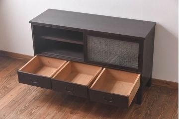 アンティーク家具　前面桑材使用!　花模様カットガラス入りリメイクローボード(収納棚、戸棚、ローチェスト)
