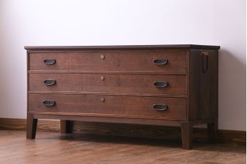 レトロ家具　昭和レトロ　金具の意匠が愛らしい脚付箪笥ローチェスト(ローボード、衣装箪笥)
