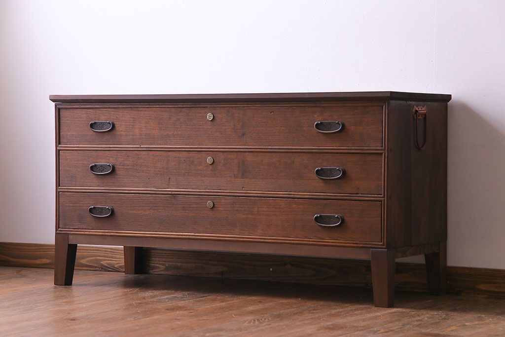 レトロ家具　昭和レトロ　金具の意匠が愛らしい脚付箪笥ローチェスト(ローボード、衣装箪笥)