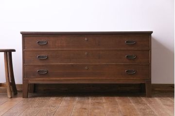 レトロ家具　昭和レトロ　金具の意匠が愛らしい脚付箪笥ローチェスト(ローボード、衣装箪笥)