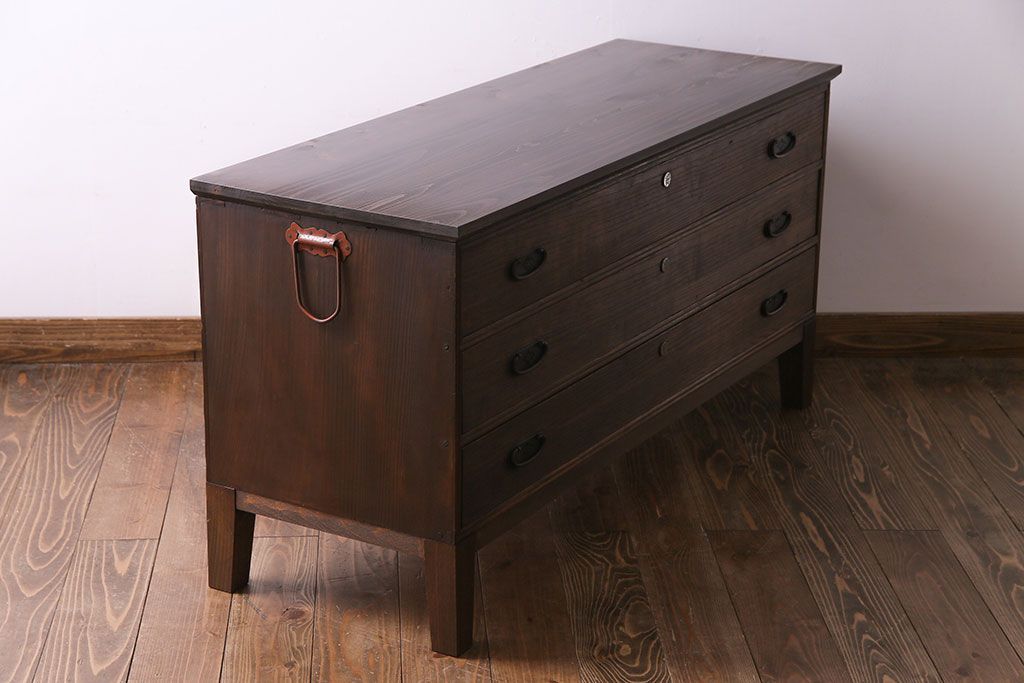 レトロ家具　昭和レトロ　金具の意匠が愛らしい脚付箪笥ローチェスト(ローボード、衣装箪笥)