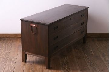 レトロ家具　昭和レトロ　金具の意匠が愛らしい脚付箪笥ローチェスト(ローボード、衣装箪笥)