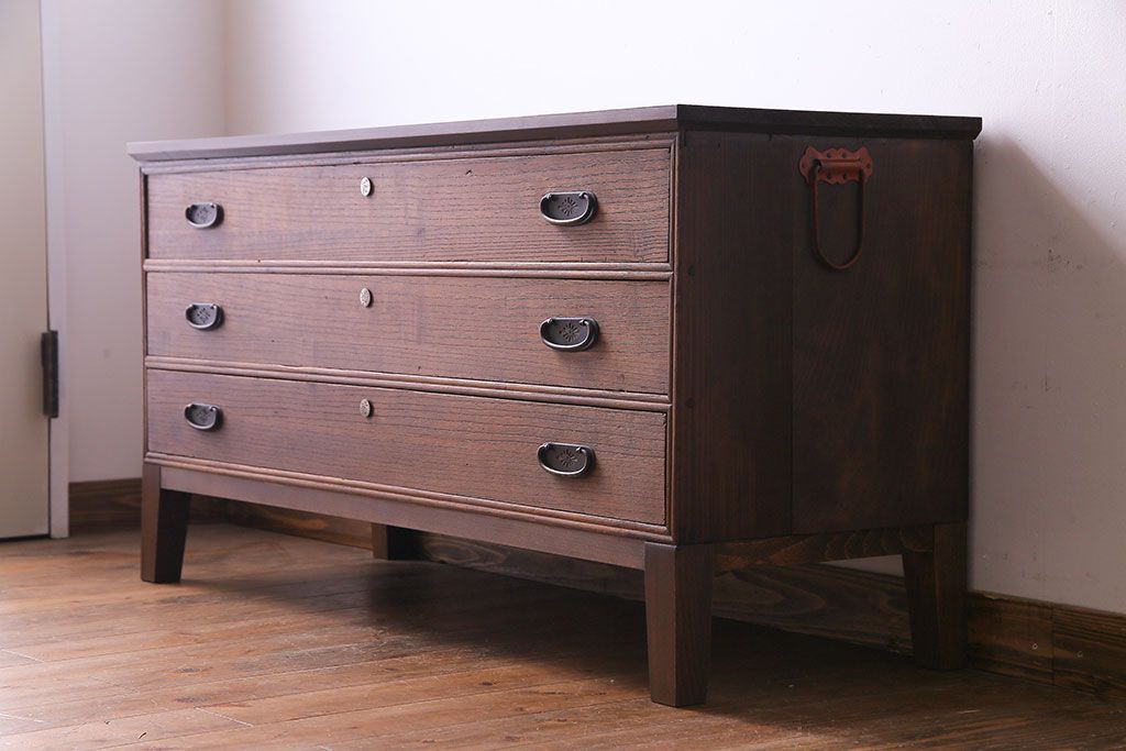 レトロ家具　昭和レトロ　金具の意匠が愛らしい脚付箪笥ローチェスト(ローボード、衣装箪笥)