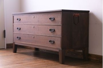 レトロ家具　昭和レトロ　金具の意匠が愛らしい脚付箪笥ローチェスト(ローボード、衣装箪笥)