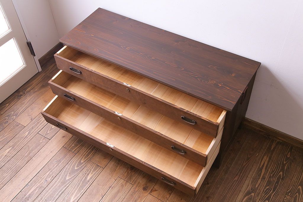 レトロ家具　昭和レトロ　金具の意匠が愛らしい脚付箪笥ローチェスト(ローボード、衣装箪笥)