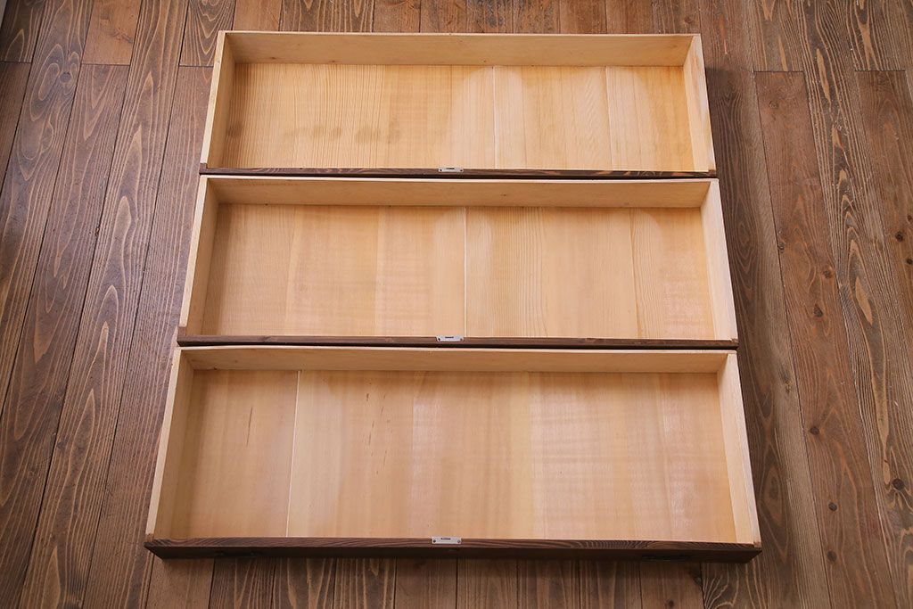 レトロ家具　昭和レトロ　金具の意匠が愛らしい脚付箪笥ローチェスト(ローボード、衣装箪笥)