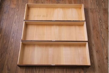 レトロ家具　昭和レトロ　金具の意匠が愛らしい脚付箪笥ローチェスト(ローボード、衣装箪笥)