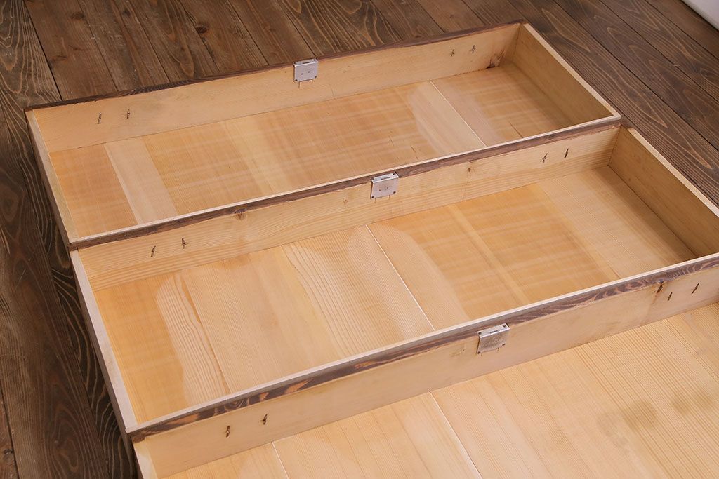 レトロ家具　昭和レトロ　金具の意匠が愛らしい脚付箪笥ローチェスト(ローボード、衣装箪笥)