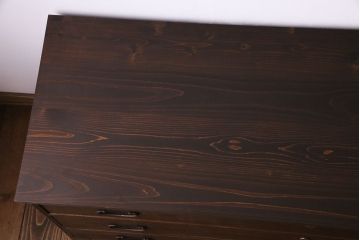 レトロ家具　昭和レトロ　金具の意匠が愛らしい脚付箪笥ローチェスト(ローボード、衣装箪笥)