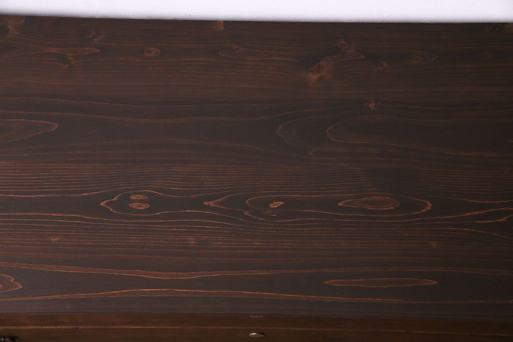 レトロ家具　昭和レトロ　金具の意匠が愛らしい脚付箪笥ローチェスト(ローボード、衣装箪笥)