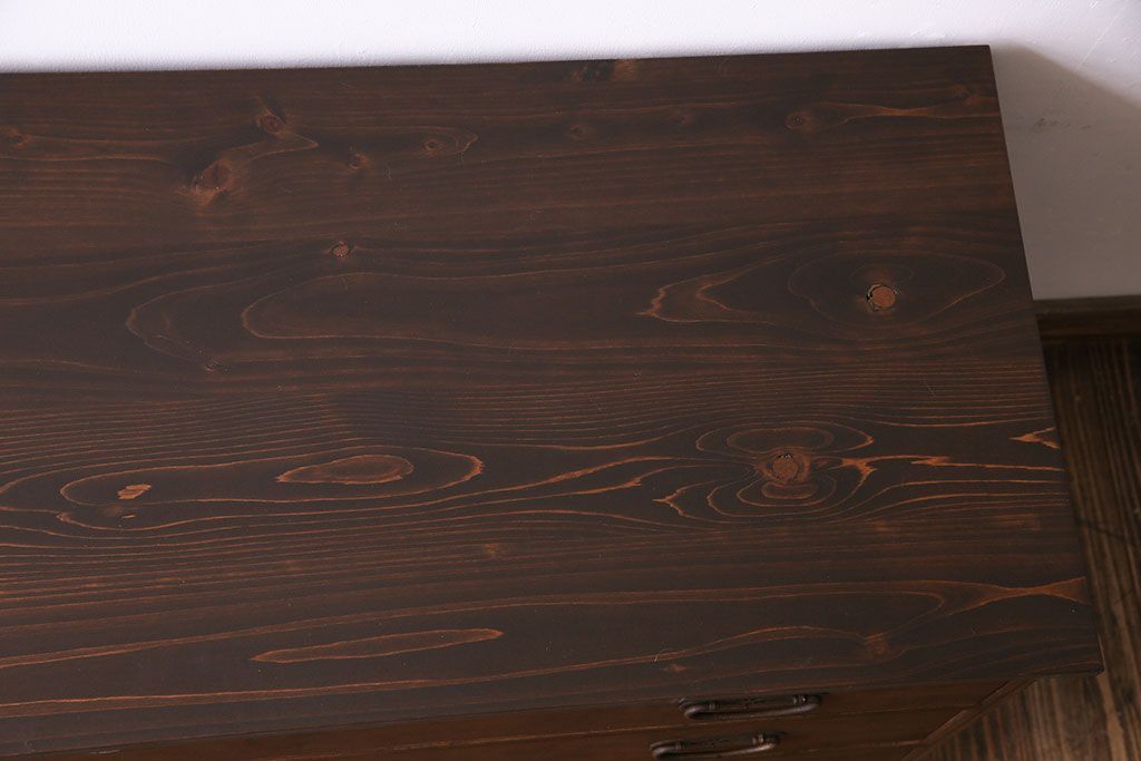 レトロ家具　昭和レトロ　金具の意匠が愛らしい脚付箪笥ローチェスト(ローボード、衣装箪笥)