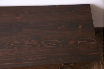 レトロ家具　昭和レトロ　金具の意匠が愛らしい脚付箪笥ローチェスト(ローボード、衣装箪笥)