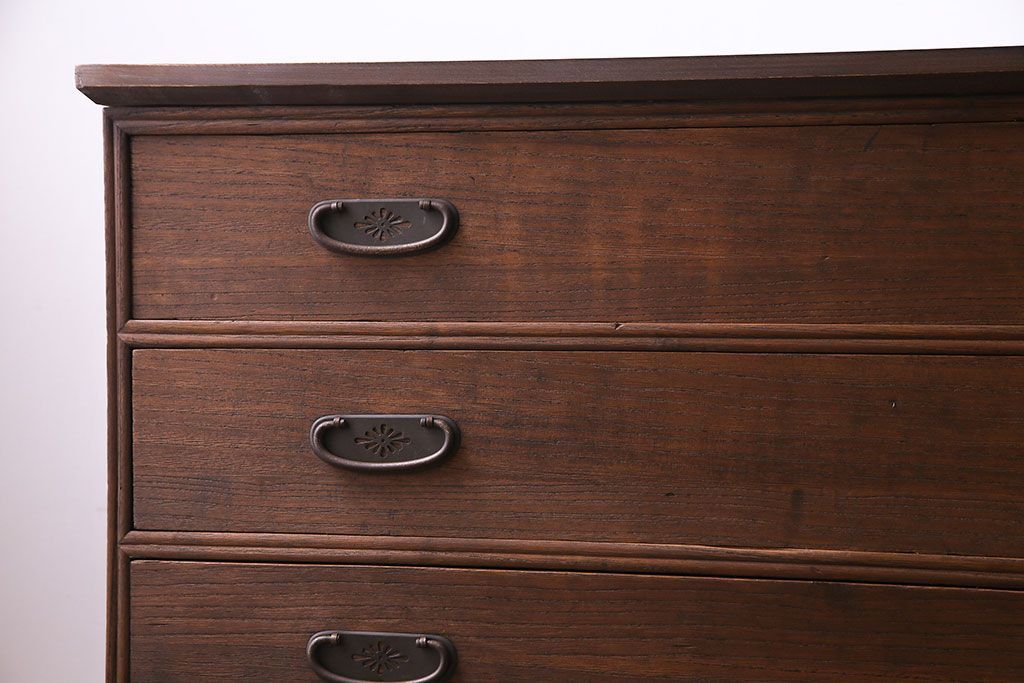 レトロ家具　昭和レトロ　金具の意匠が愛らしい脚付箪笥ローチェスト(ローボード、衣装箪笥)