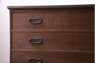 レトロ家具　昭和レトロ　金具の意匠が愛らしい脚付箪笥ローチェスト(ローボード、衣装箪笥)