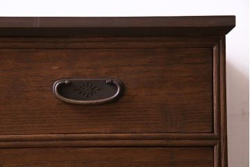 レトロ家具　昭和レトロ　金具の意匠が愛らしい脚付箪笥ローチェスト(ローボード、衣装箪笥)