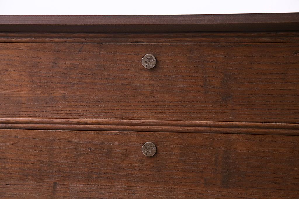 レトロ家具　昭和レトロ　金具の意匠が愛らしい脚付箪笥ローチェスト(ローボード、衣装箪笥)