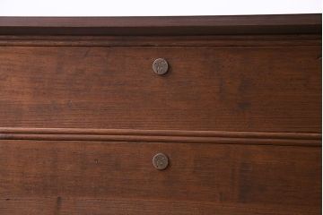 レトロ家具　昭和レトロ　金具の意匠が愛らしい脚付箪笥ローチェスト(ローボード、衣装箪笥)