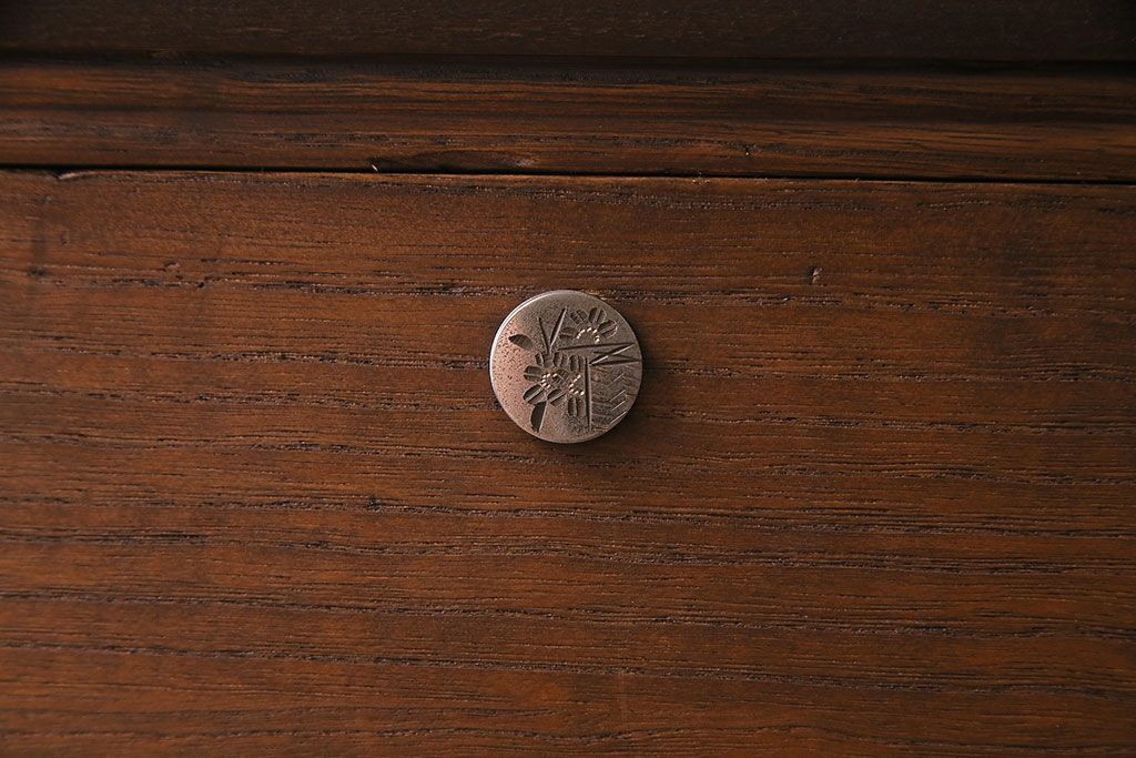 レトロ家具　昭和レトロ　金具の意匠が愛らしい脚付箪笥ローチェスト(ローボード、衣装箪笥)