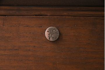 レトロ家具　昭和レトロ　金具の意匠が愛らしい脚付箪笥ローチェスト(ローボード、衣装箪笥)