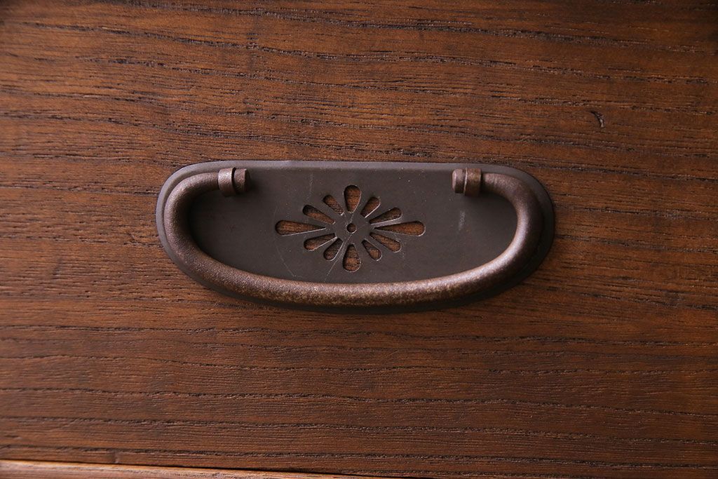 レトロ家具　昭和レトロ　金具の意匠が愛らしい脚付箪笥ローチェスト(ローボード、衣装箪笥)