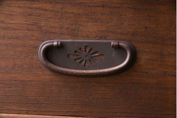 レトロ家具　昭和レトロ　金具の意匠が愛らしい脚付箪笥ローチェスト(ローボード、衣装箪笥)