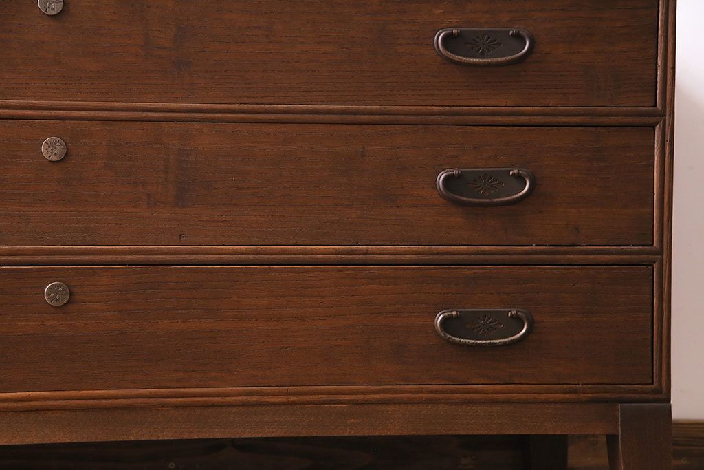 レトロ家具　昭和レトロ　金具の意匠が愛らしい脚付箪笥ローチェスト(ローボード、衣装箪笥)