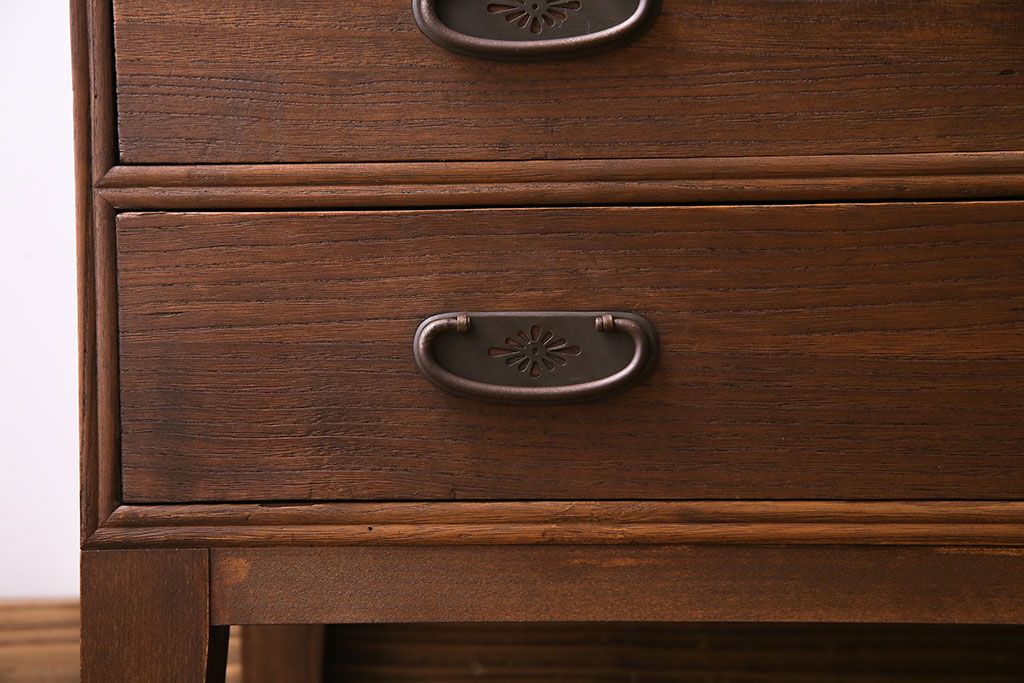 レトロ家具　昭和レトロ　金具の意匠が愛らしい脚付箪笥ローチェスト(ローボード、衣装箪笥)