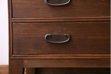 レトロ家具　昭和レトロ　金具の意匠が愛らしい脚付箪笥ローチェスト(ローボード、衣装箪笥)