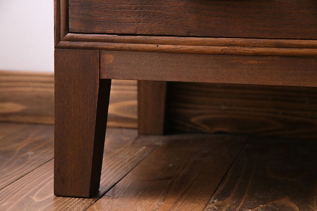 レトロ家具　昭和レトロ　金具の意匠が愛らしい脚付箪笥ローチェスト(ローボード、衣装箪笥)