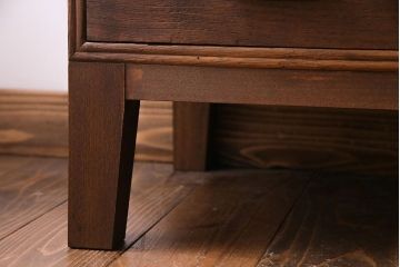 レトロ家具　昭和レトロ　金具の意匠が愛らしい脚付箪笥ローチェスト(ローボード、衣装箪笥)