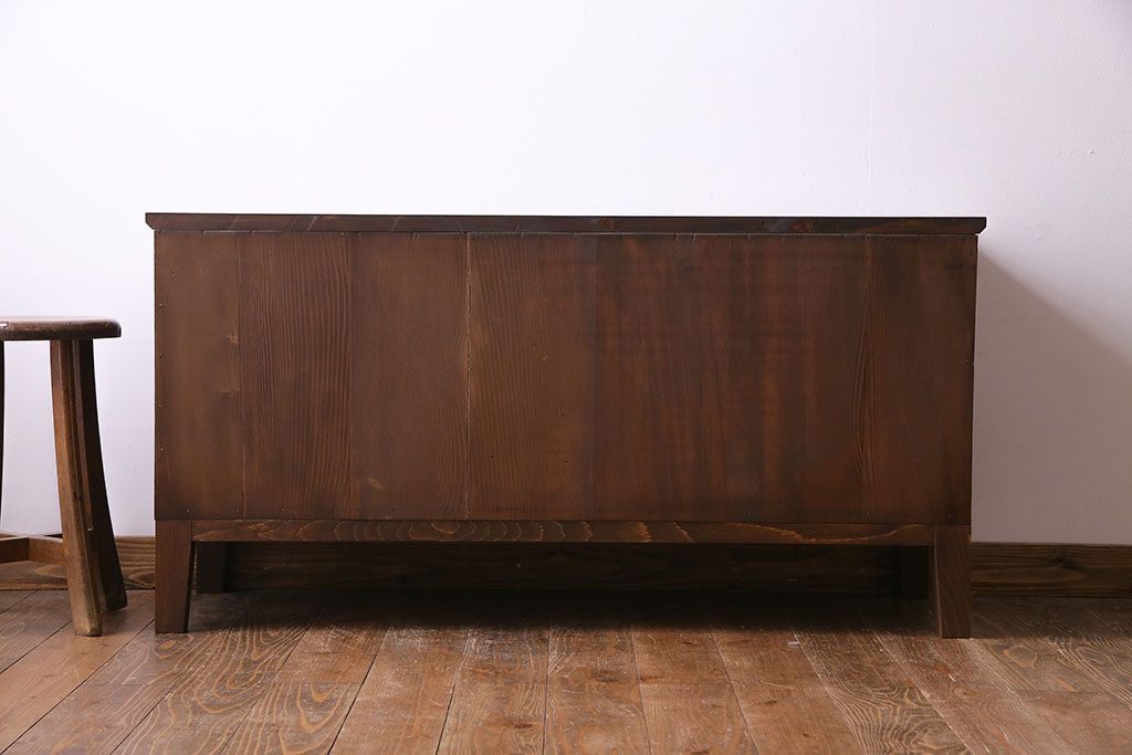 レトロ家具　昭和レトロ　金具の意匠が愛らしい脚付箪笥ローチェスト(ローボード、衣装箪笥)