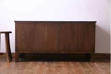 レトロ家具　昭和レトロ　金具の意匠が愛らしい脚付箪笥ローチェスト(ローボード、衣装箪笥)